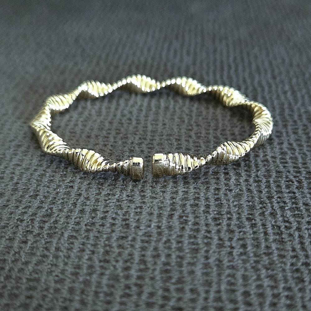Caldelli Twisted🧬 Gold💛 Flexible Cuff Bracelet - NWT - Picture 14 of 16
